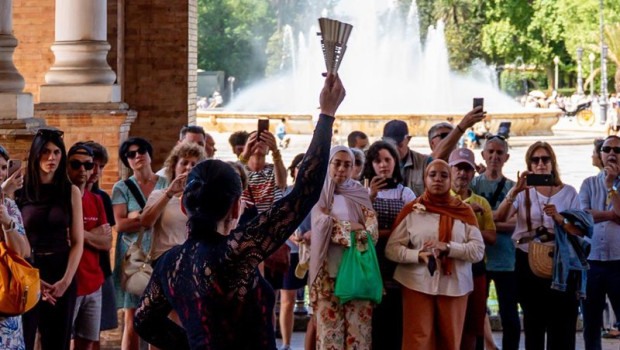 ep los turistas contemplan un espectaculo flamenco en la plaza de espana de sevilla en una jornada
