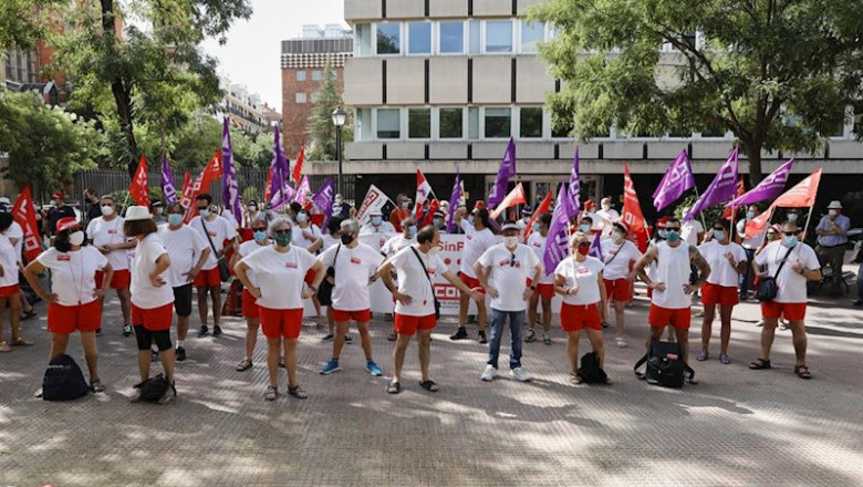 Manifestantes durante la concentración convocada por CCOO ante la Dirección General de la Función Pública | Jesús Hellín - Europa Press ep manifestantes durante la concentracion convocada por ccoo ante la direccion general de la funcion