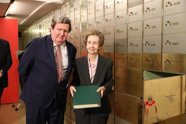 Margarita Salas Abre El Legado Que Dejó En La Caja De Las Letras En 2008 | EUROPA PRESS ep margarita salas abrelegadodejo encajalas letras2008