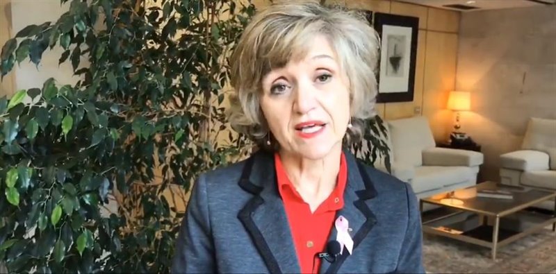 ep maria luisa carcedo con el lazo por el dia mundial del cancer de mama