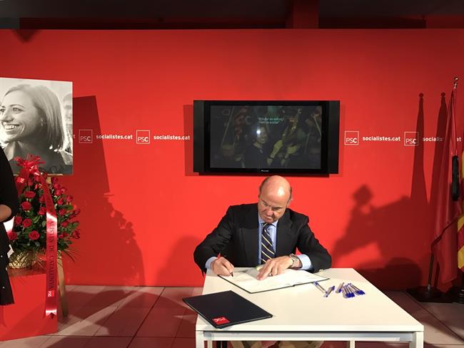 El ministro Luis de Guindos firma el libro de condolencias a Carme Chacón | EUROPA PRESS ep ministro luisguindos firmalibrocondolenciascarme chacon
