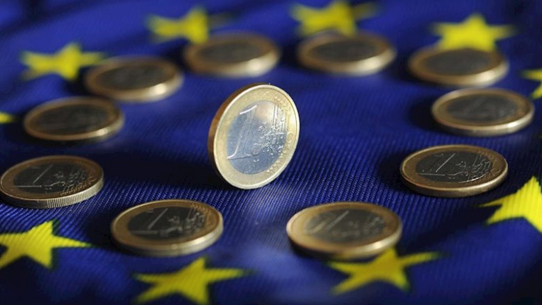 ep monedas de euro sobre la bandera de la ue