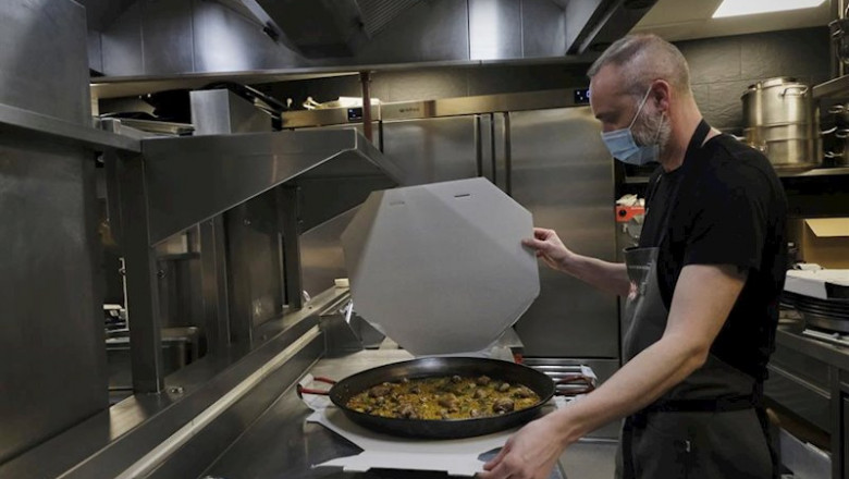 ep rodrigo de la calle chef del el invernadero y con una estrella michelin guarda en una caja una