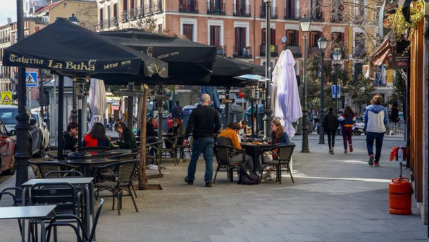 ep terraza del restaurante la buha en el distrito de la latina en madrid espana