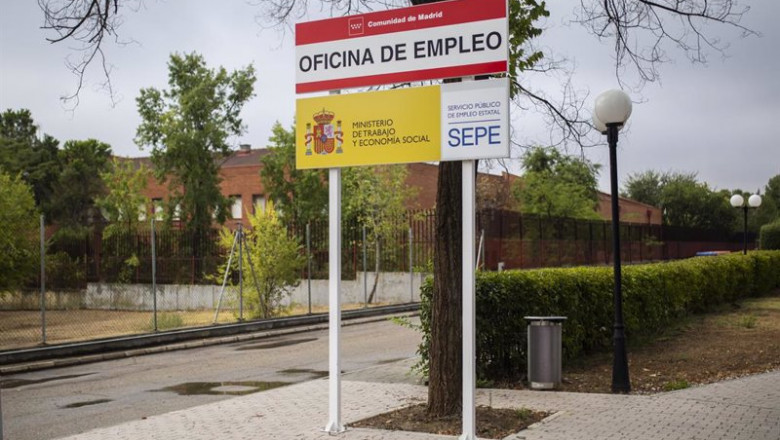 ep un cartel que anuncia una oficina del sepe y oficina de empleo de la cam a 2 de septiembre de