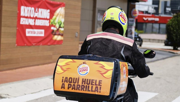 ep un empleado de burger king distribuye a domicilio desde un establecimiento de burger king dentro