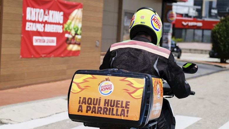 ep un empleado de burger king distribuye a domicilio desde un establecimiento de burger king dentro ep un empleado de burger king distribuye a domicilio desde un establecimiento de burger king dentro