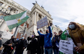 ep un grupo de personas con la bandera de andalucia participa en una concentracion de agricultores y