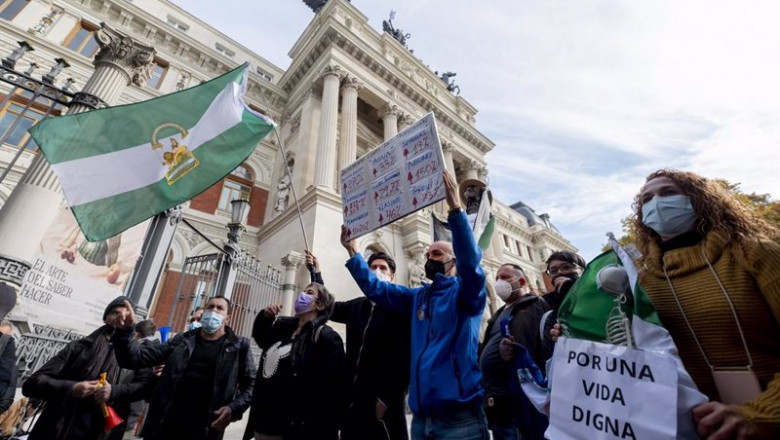 ep un grupo de personas con la bandera de andalucia participa en una concentracion de agricultores y ep un grupo de personas con la bandera de andalucia participa en una concentracion de agricultores y