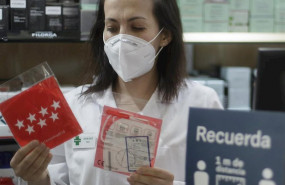 ep una farmaceutica muestra una mascarilla en la farmacia cea una de las 2882 farmacias madrilenas