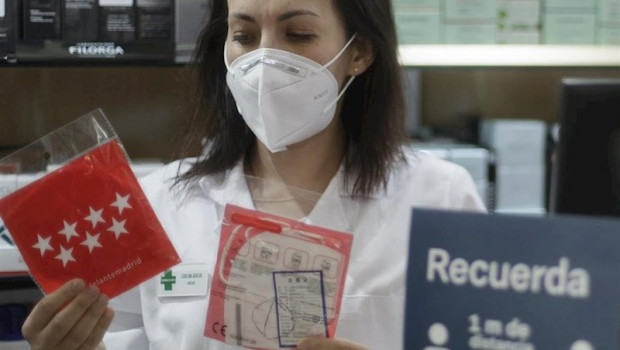 ep una farmaceutica muestra una mascarilla en la farmacia cea una de las 2882 farmacias madrilenas