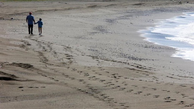 ep una mujer con un nino en la playa de la malagueta el primer dia en el que los menores de 14 anos