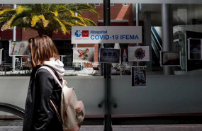 ep una mujer pasa junto a unos dibujos infantiles en el hospital de campana de ifema en el que los