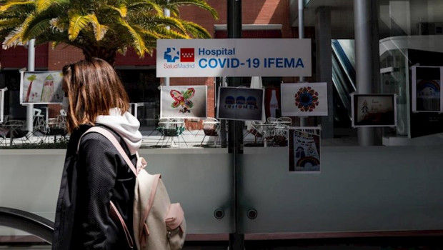 ep una mujer pasa junto a unos dibujos infantiles en el hospital de campana de ifema en el que los