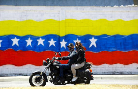 ep una pareja de motoristas con mascarilla por el coronavirus en la ciudad venezolana de valencia