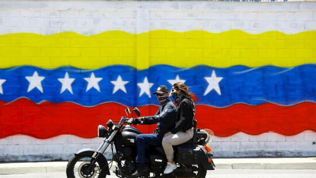ep una pareja de motoristas con mascarilla por el coronavirus en la ciudad venezolana de valencia