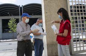 ep una voluntaria de cruz roja durante un reparto de mascarillas