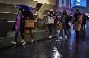 ep varias personas de compras por el centro de madrid