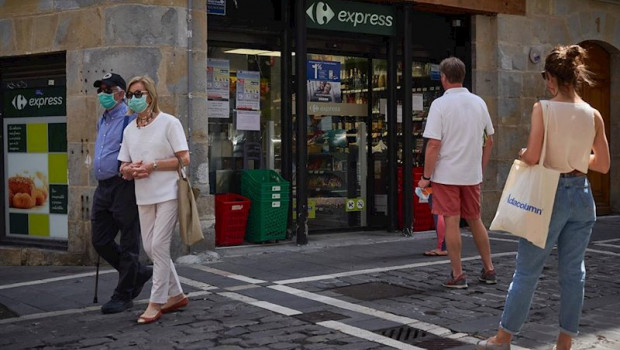 ep varias personas guardan turno en la puerta de un supermercado durante el primer fin de semana de