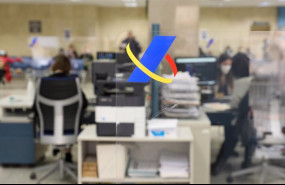 ep varios empleados trabajan en una oficina de la agencia tributaria 20220407194004