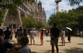 ep varios turistas caminan en las inmediaciones de la sagrada familia a 6 de agosto de 2026 en