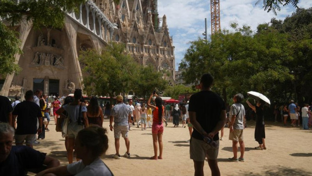 ep varios turistas caminan en las inmediaciones de la sagrada familia a 6 de agosto de 2026 en