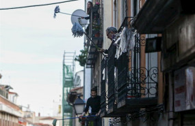 ep vecinos del barrio madrileno de lavapies realizan la fregonada de lavapies un gesto que consiste