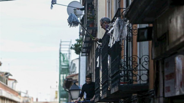 ep vecinos del barrio madrileno de lavapies realizan la fregonada de lavapies un gesto que consiste