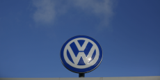 un logo de volkswagen au sommet d une usine en allemagne 20241221093706 