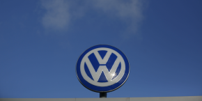 un logo de volkswagen au sommet d une usine en allemagne 20241221093706 