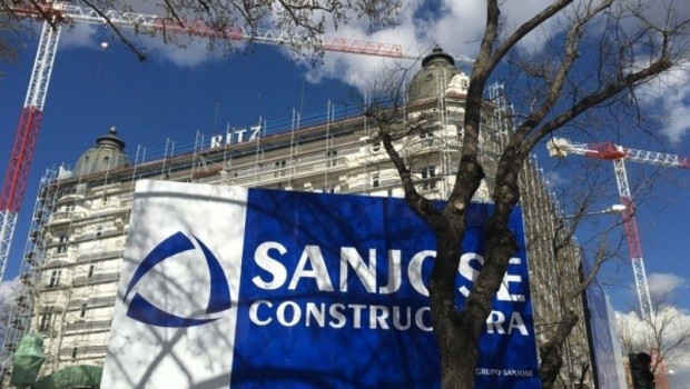 ep archivo   cartel de grupo san jose en una de sus obras