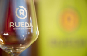 ep archivo   copa con la imagen de la denominacion de origen rueda