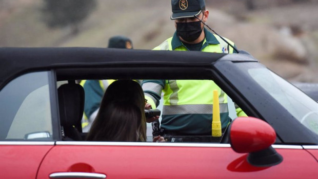 ep archivo   dos agentes de la guardia civil realizan un control de alcohol y drogas a una mujer