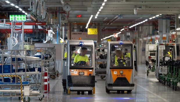 ep archivo   empleados conducen carretillas elevadoras en la fabrica de seat en martorell a 27 de