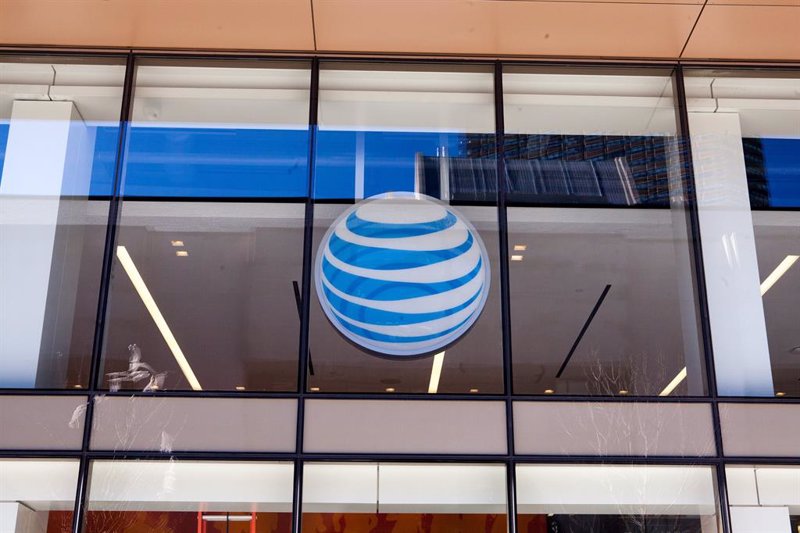 AT&T gana más de lo esperado, pero las previsiones no convencen al mercado
