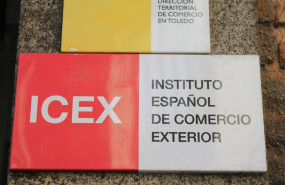 ep archivo   rotulo de icex ubicado en un lateral de la entrada de la camara de comercio