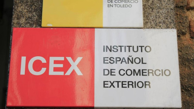 ep archivo   rotulo de icex ubicado en un lateral de la entrada de la camara de comercio
