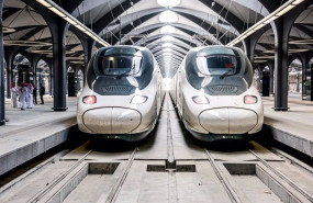 ep archivo   trenes haramain o ave a la meca en una estacion de la linea