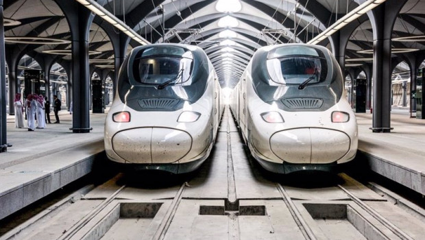 ep archivo   trenes haramain o ave a la meca en una estacion de la linea