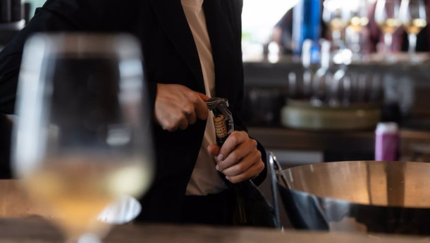 ep archivo   un camarero abre una botella de vino