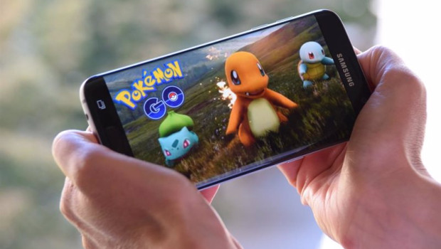 ep archivo   una jugadora de la aplicacion pokemon go