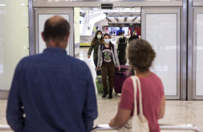 ep archivo   varias personas a su llegada a la terminal t4 del aeropuerto adolfo suarez