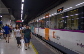 ep archivo   viajeros al lado de un tren en uno de los andenes de la estacion de sants a 9 de