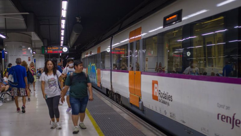 ep archivo viajeros al lado de un tren en uno de los andenes de la estacion de sants a 9 de ep archivo viajeros al lado de un tren en uno de los andenes de la estacion de sants a 9 de
