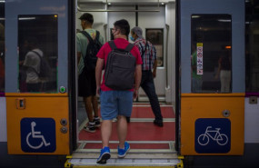 ep archivo   viajeros entran a un tren en uno de los andenes de la estacion de sants a 9 de