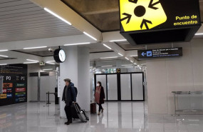 ep dos personas en el aeropuerto de palma de mallorca islas baleares