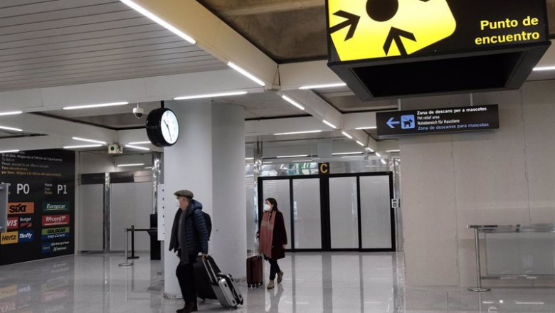 Dos personas en el aeropuerto de Palma de Mallorca (Islas Baleares). | Isaac Buj - Europa Press ep dos personas en el aeropuerto de palma de mallorca islas baleares