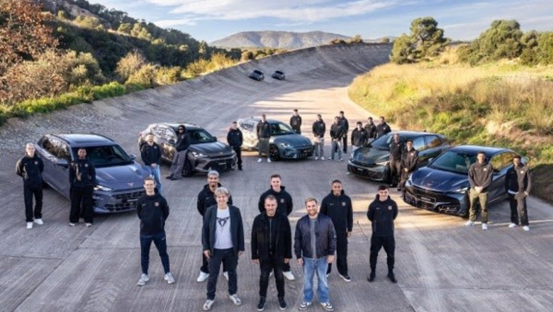ep el entrenador y los jugadores del fc barcelona en la prueba con los vehiculos cupra ep el entrenador y los jugadores del fc barcelona en la prueba con los vehiculos cupra