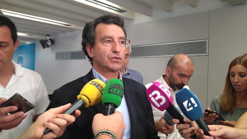 ep el lider del pp balear biel company atiende a los medios de comunicacion