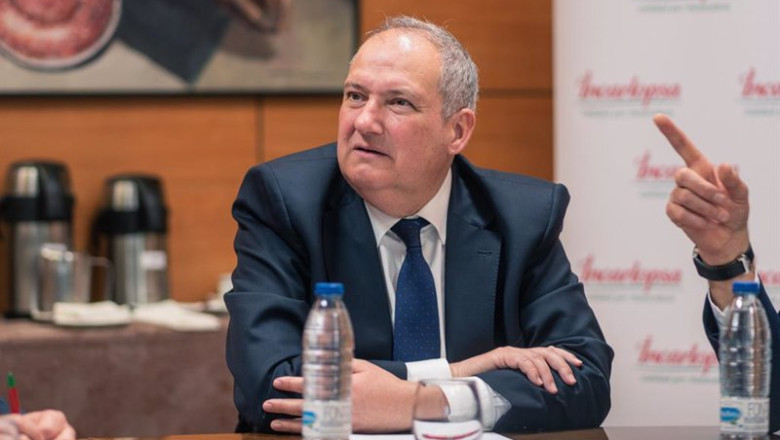 El ministro de Industria y Turismo, Jordi Hereu, en Tarancón durante su visita a la empresa Incarlopsa. | JUAN MORENO/EUROPA PRESS ep el ministro de industria y turismo jordi hereu en tarancon durante su visita a la empresa